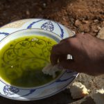 El aceite de oliva ayuda a prevenir enfermedades, mojando pan en aceite de oliva Quaryat Dillar. Prevención del cáncer y otras enfermedades como la diabetes tipo II y las enfermedades cardiovasculares