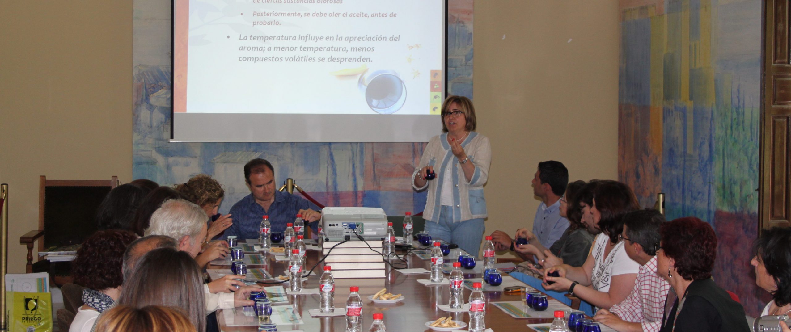 Brígida Jiménez Herrera dirige la cata de aceite de la Almazara Quaryat Dillar en el CSIC de Granada