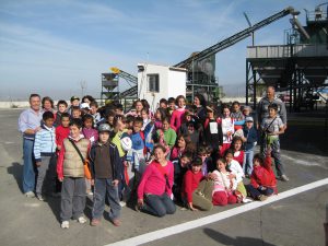 Los pequeños escolares frente a la Almazara Quaryat Dillar en una excursión escolar