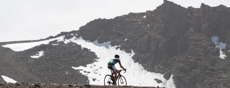 ciclista durante la XXIII subida cicloturista al Veleta la salud y el deporte en su más vivo sentido