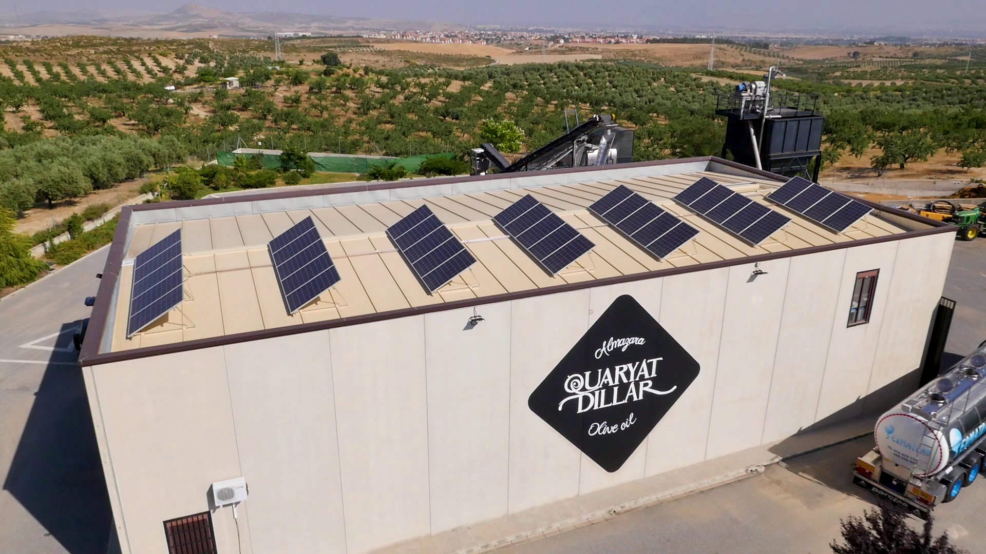 Vista aérea de la Almazara Quaryat Dillar donde se ve la instalación de placas solares para alimentar la fábrica. La Almazara Quaryat Dillar de Sierra Nevada apuesta por la sostenibilidad medioambiental