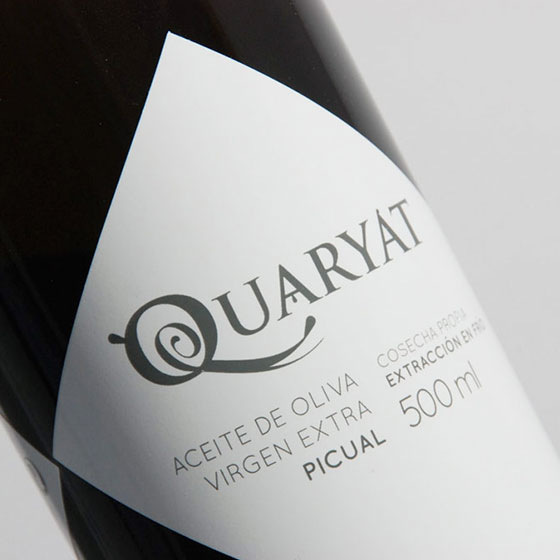 Detalle de la botella de aceite de oliva virgen extra Quaryat Picual de cosecha temprana