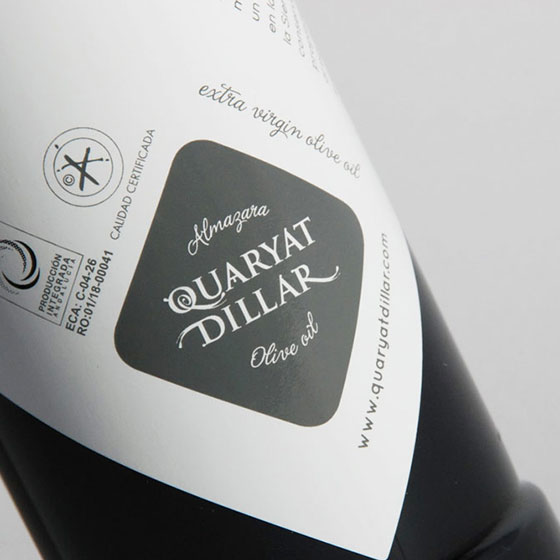 Detalle de botella de aceite de oliva Quaryat Picual