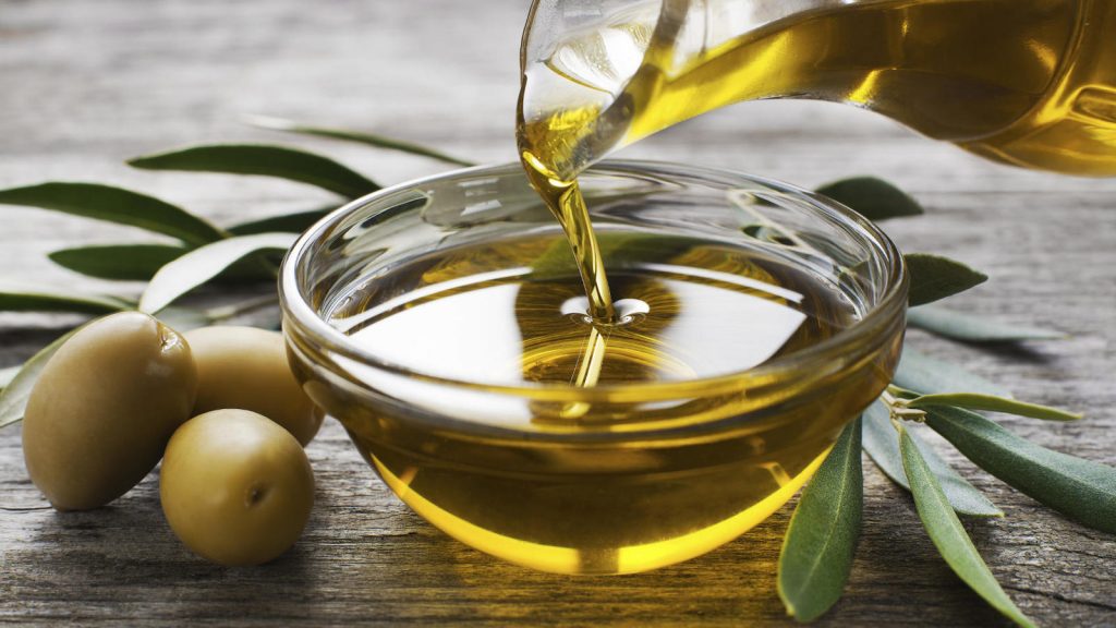 Aceite de oliva virgen extra. aceite de oliva natural, aceitunas verdes.